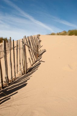 bir kum ulağa kadar lider kırık bir eski çit seascape görüntü