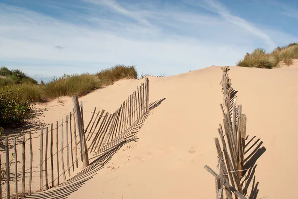 Seeblick Bild Von Zerbrochenem Zaun Der Einen Weg Durch Sand — Stockfoto