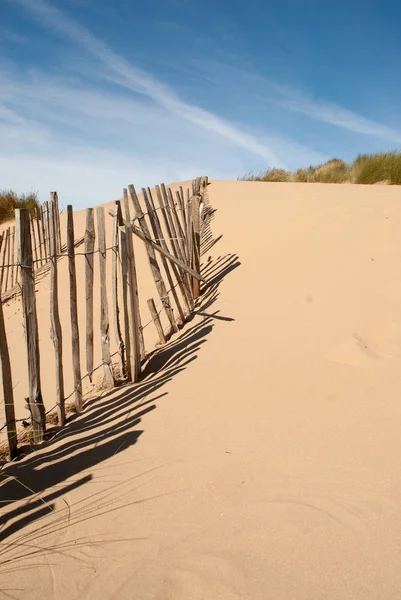 Seeblick Bild Eines Kaputten Alten Zauns Der Eine Sanddüne Hinaufführt — Stockfoto