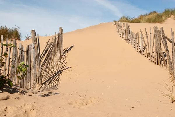 Seeblick Bild Von Zerbrochenem Zaun Der Einen Weg Durch Sand — Stockfoto