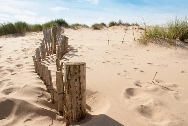 Seeblick Bild Eines Kaputten Zauns Links Der Eine Sanddüne Hinaufführt — Stockfoto