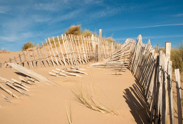 Seeblick Bild Von Drei Reihen Zerbrochener Zäune Die Eine Sanddüne — Stockfoto