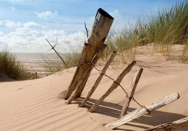 Meerblick Auf Einen Kaputten Alten Zaun Reste Auf Einer Sanddüne — Stockfoto