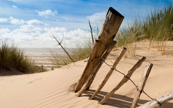 Meerblick Auf Einen Kaputten Alten Zaun Reste Auf Einer Sanddüne — Stockfoto