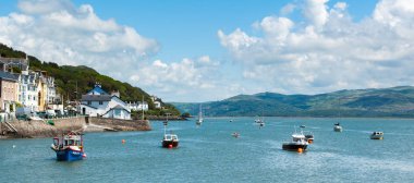 Aberdyfi, Galler ile panoramik manzara, yüksek gelgit, arka planda haliç ve tepeler demirlemiş tekneler ile