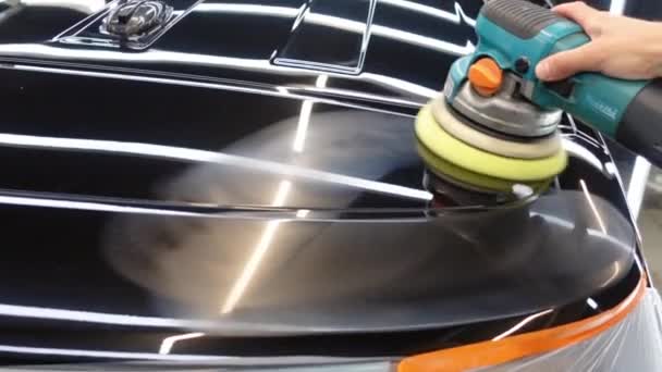 Araba cilalama çatısı temizleme — Stok video
