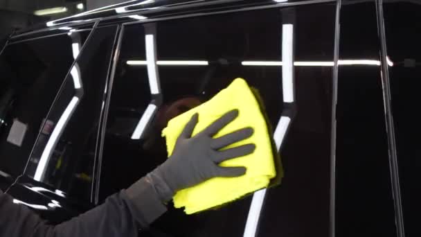 Vidro de carro limpando com um pano — Vídeo de Stock
