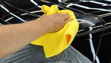 Siyah araba temizleniyor.