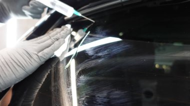 Siyah bir arabaya koruyucu bileşik uygulamak.    