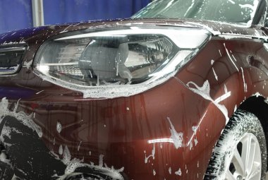 Araba ve lastik yıkama otomatik şampuanla.