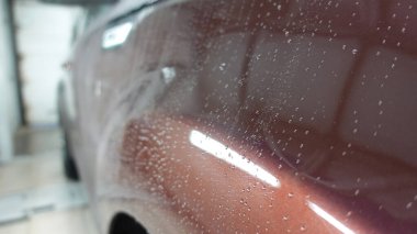Arabanın üzerine su damlıyor.