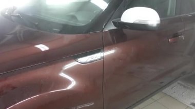 Arabanın üzerine su damlıyor.