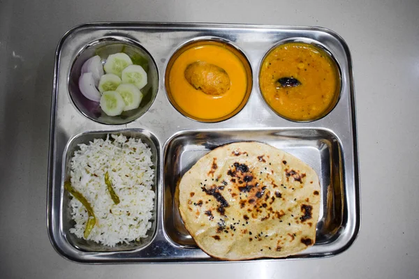 Vegetarische Indiase Huisgemaakte Thaali Bestaande Uit Tarwe Tandoori Boter Roti — Stockfoto