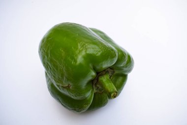 Yeşil kapsikanın yan görünümü veya beyaz arkaplanda yeşil çan biberi