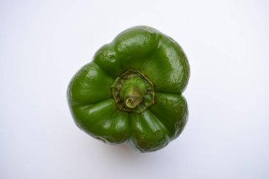 Yeşil kapsikanın üst görünümü veya beyaz arkaplanda yeşil çan biberi