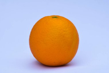 Mangerine Mansarin Orange single 'ı beyaz arka planda yakın plan. Hindistan Asya 'dan taze meyve.