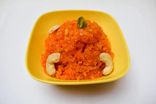 Gajar Halwa 一种受欢迎的印度 巴基斯坦甜食甜点 由烤胡萝卜制成 用准备好的黄色碗盛放腰果 开心果 干果后 即可食用热的或冷的 — 图库照片