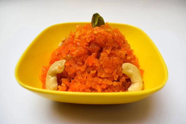 加贾尔 哈尔瓦 Gajar Halwa 的特写镜头 这是一种受欢迎的印度 巴基斯坦甜食甜点 由烤胡萝卜制成 用准备好的黄色碗盛放腰果 开心果 — 图库照片