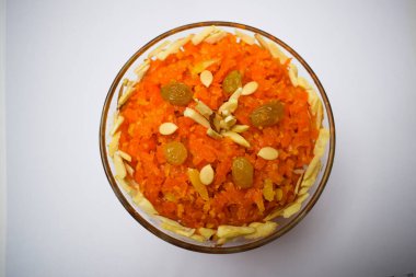 Gajar ka Halwa, popüler bir Hint yemeği, Pakistan tatlısı, rendelenmiş havuçtan yapılmış. Baharatlı kaju fıstığı, pista, kuru meyveler, sıcak ya da soğuk servis yapmaya hazır sarı bir kasede.