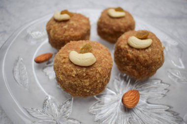 Hindistan 'daki Ganesh Chaturthi festivali için kızarmış meyvelerle süslenmiş Prashad ladoo' ları. Tatlı, lezzetli laddus 'lu mutlu ganesh chaturti' ler dile.