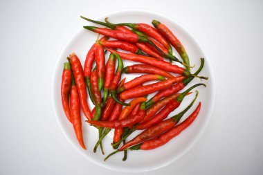 Beyaz arka planda taze kırmızı biber Hint sebzeleri.