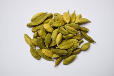 Kakule popüler Asya Hint baharatı aroması sağlık faydaları ile bağışıklık güçlendirici yardımcı olur, beyaz arka planda izole