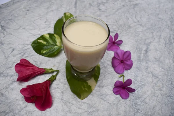 Вкусное Молоко Бадамское Молоко Приготовление Молока Миндалем Шафран Сушеные Лепестки — стоковое фото