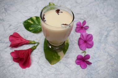 Badem, kakule, gül yaprağı aromalı Hint milkshake 'i. Geleneksel Hint, Pakistanlı, Nepal aromalı sağlık içeceği. Çiçekler ve yapraklarla süslenmiş.
