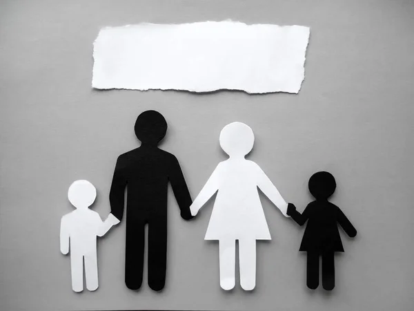 Símbolo de uma pessoa e família cortadas de papel preto e branco. Família inter-racial. Espaço para SMS. casamento de raça mista — Fotografia de Stock