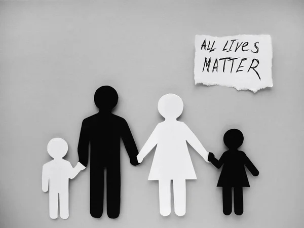 全ての命は重要です黒人と白人の紙から切り取られた異人種間の家族の象徴です 人種差別にならない 混合レースファミリーセット ポスター — ストック写真