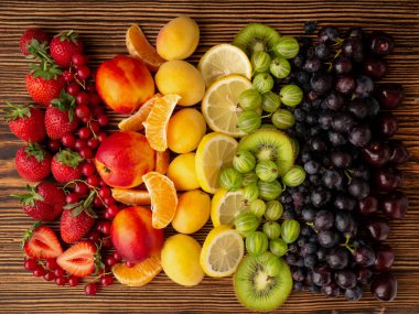 Ahşap arka planda taze böğürtlen ve meyve. Gökkuşağı rengi. Sağlıklı beslenme kavramı. Yukarıdan görünüşü