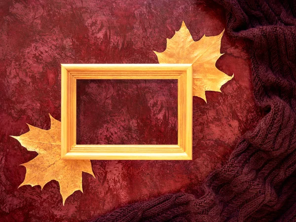 Koncepcja Jesieni Klonowe Liście Ramka Tekstowa Pomalowane Złotą Farbą Tle — Zdjęcie stockowe
