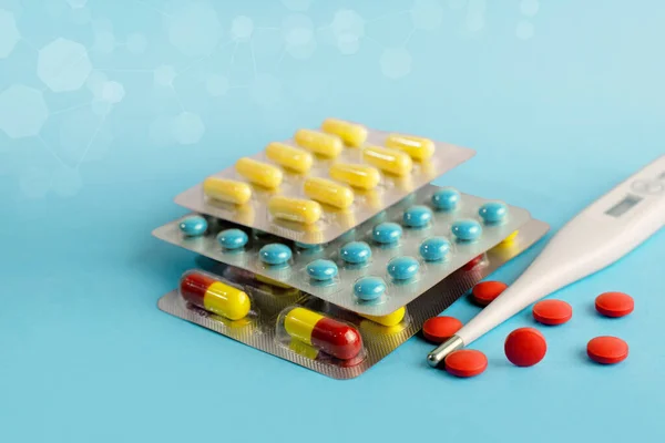 Preparações farmacêuticas para tratamento. Medicamentos e termómetro. Cápsulas comprimidos com um antibiótico na embalagem — Fotografia de Stock