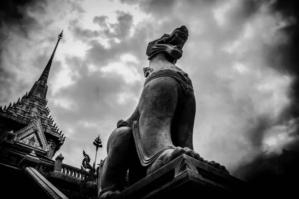 Estátua do Leão em frente à igreja no templo tailandês — Fotografia de Stock