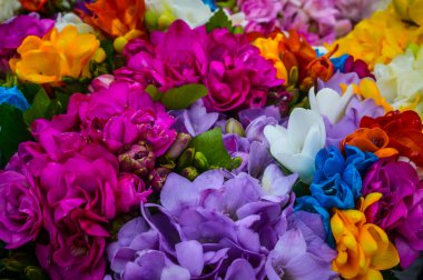 Piyasada çeşitli renklerde Çiçekler