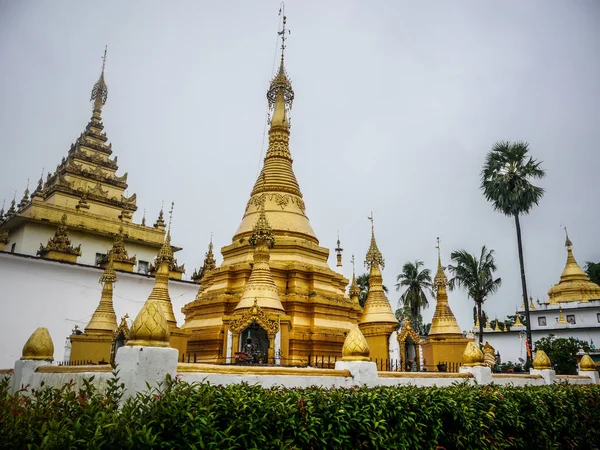 O pagode dourado no templo de Mianmar — Fotografia de Stock