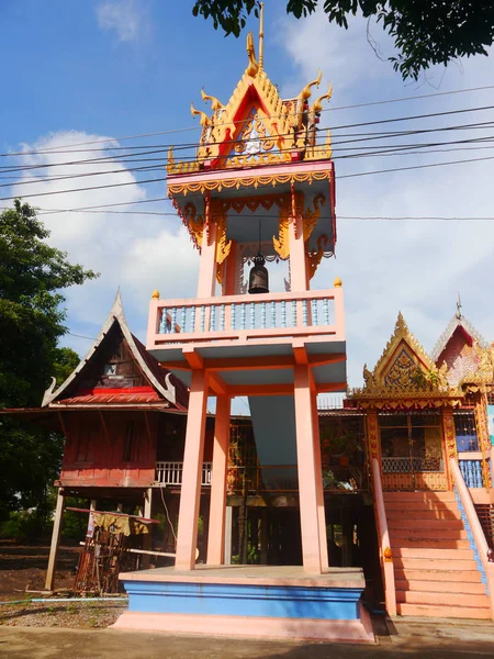 Templo de torre de sino tradicional local na Tailândia — Fotografia de Stock