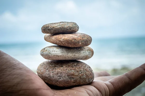 Rock na rękę na plaży Koh Samet — Zdjęcie stockowe