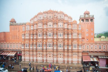 Jaipur Hawa Mahal ünlü geleneksel renkli bina