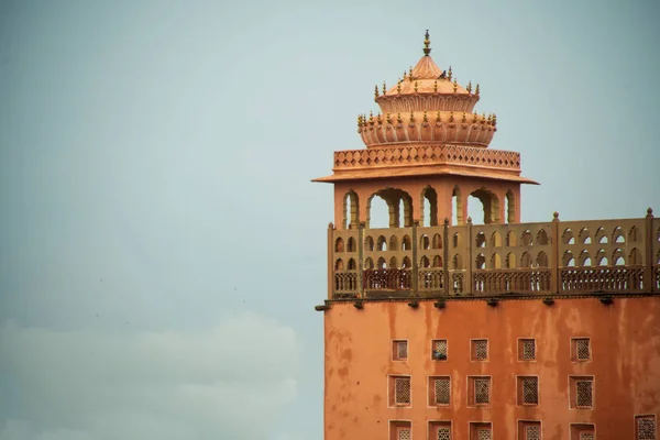 Hawa Mahal famoso edifício colorido tradicional em Jaipur — Fotografia de Stock