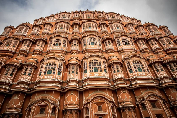 Hawa Mahal famoso edificio colorido tradicional en jaipur — Foto de Stock