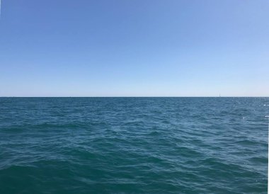 deniz ve gökyüzünün birleştiği çizgi