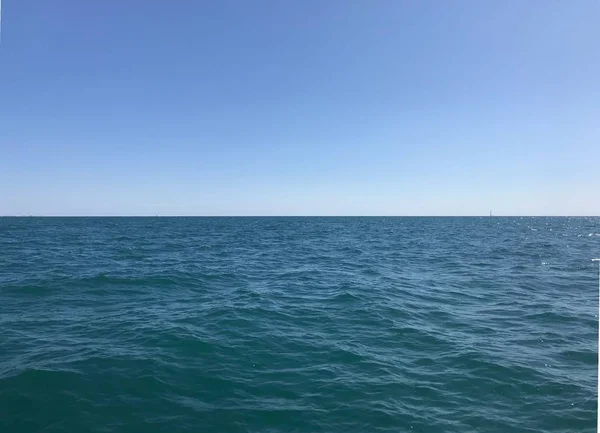 海と空が合流する線 — ストック写真