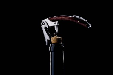 bir şişe şarap ve tirbuşon