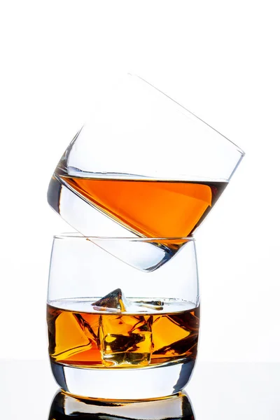 Două pahare de whisky cu gheață — Fotografie, imagine de stoc