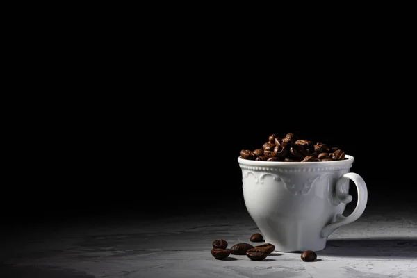 Taza de café de porcelana en una mesa de hormigón —  Fotos de Stock