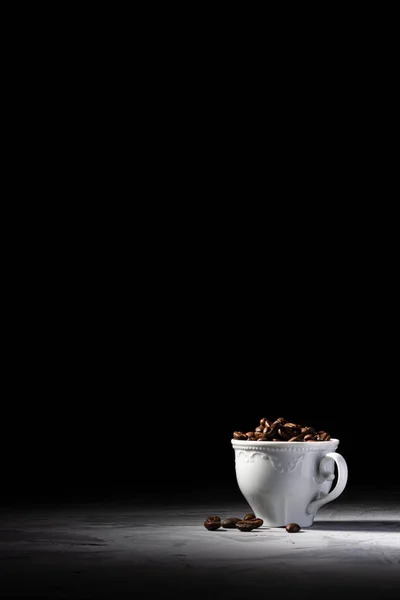 Taza de café de porcelana en una mesa de hormigón —  Fotos de Stock