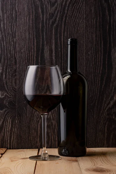 Wine bottle and a glass of wine. — Stock Photo, Image