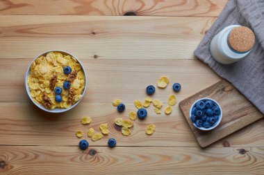 Kahvaltıda sütlü Mısır gevreği.