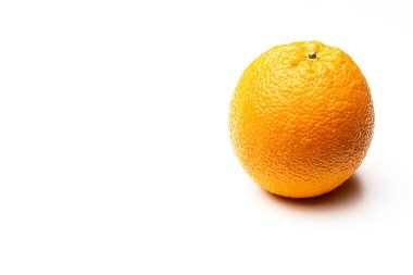 Beyaz arka planda olgun bir portakal.